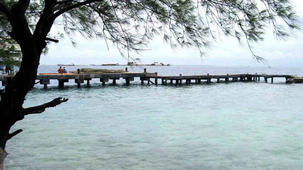 Dermaga Pulau Pramuka dengan air laut dangkal yang jernih